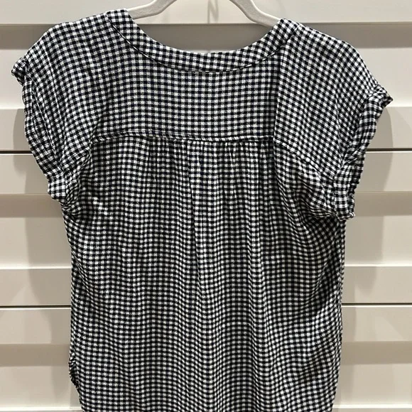 LOFT Size XS Button Down cap sleeve blouse. Barely worn - Picture 4 of 6